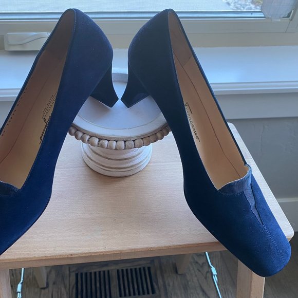 Salvatore Ferragamo Boutique Dark Blue Suede Pump - Picture 2 of 8